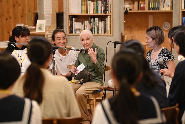 「エコグリーフの若者へ」──朝日新聞にジェーン博士のインタビューが掲載されました